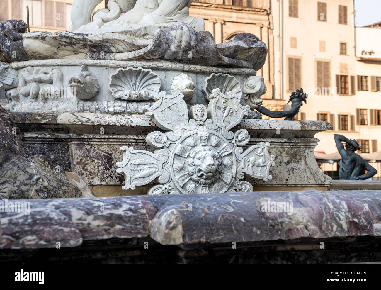 Détail en marbre à la base de la fontaine de Neptune (« Biancone »), sculpture emblématique de la Renaissance sur la piazza della Signoria, Florence, Toscane, Italie Banque D'Images