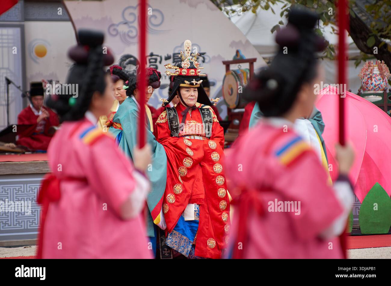 Séoul, Corée du Sud : actrice incarnant la reine Joseon dans un hanbok royal lors de la reconstitution de la cérémonie traditionnelle de la cour à la résidence royale d'Unhyeongung Banque D'Images