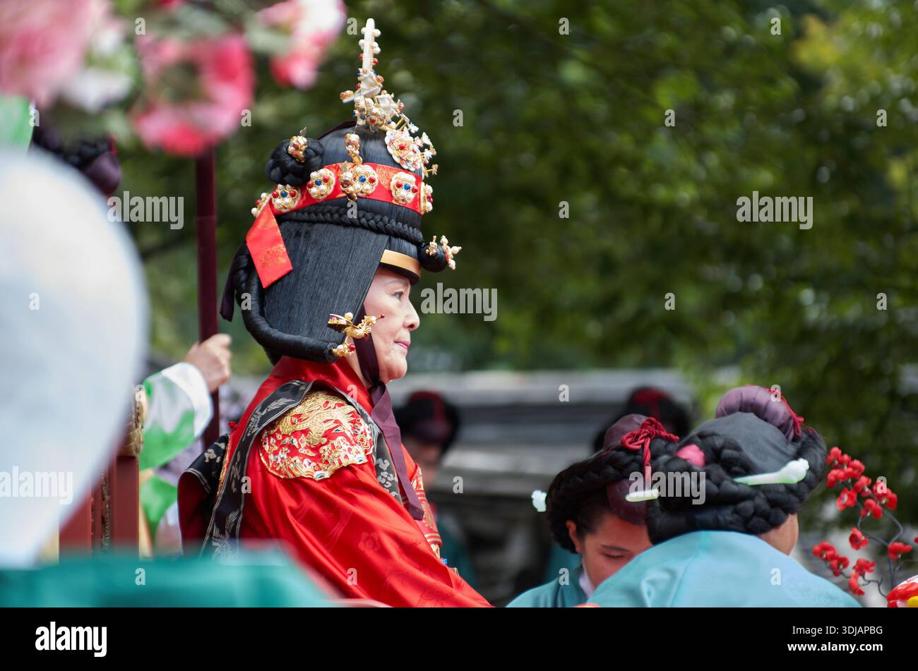 Séoul, Corée du Sud : actrice incarnant la reine Joseon portant une couronne royale élaborée lors de la cérémonie traditionnelle du palais à la résidence royale d'Unhyeongung Banque D'Images