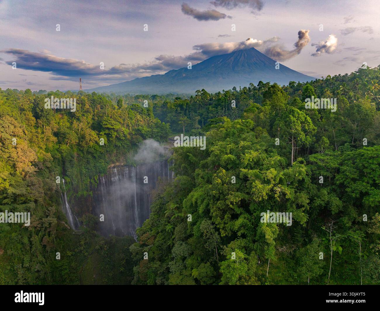 Vue aérienne de la cascade de Tumpak Sewu avec le volcan du mont Semeru au loin, Java oriental, Indonésie Banque D'Images