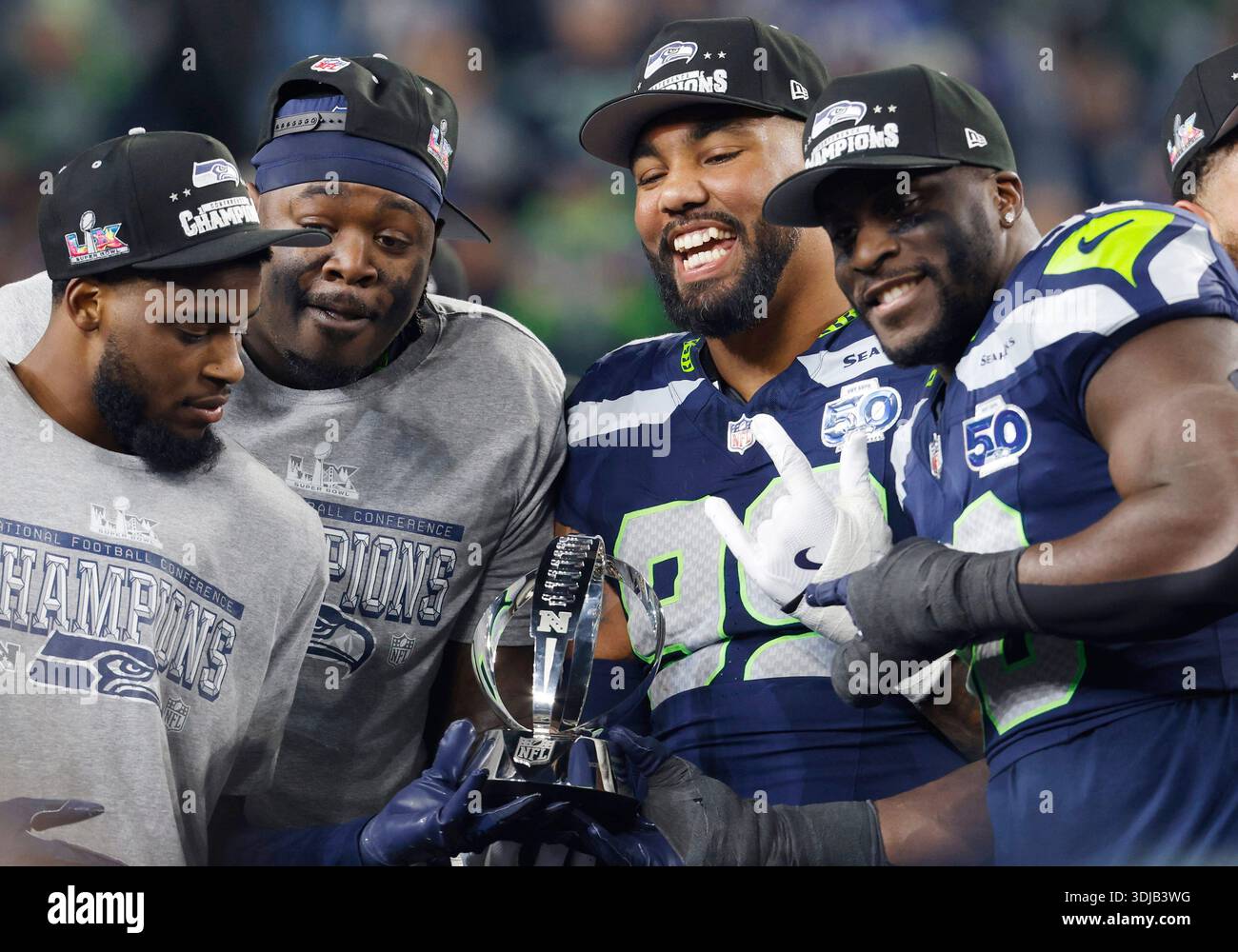 Seattle, États-Unis. 26 janvier 2026. Les joueurs du Seattle Seahawk remportent le trophée George Halas après que les Seahawks ont battu les Rams de Los Angeles 31-27 pour remporter leur match de championnat de la NFL au Lumen Field à Seattle, Washington, le dimanche 25 janvier 2026. Les Seahawks avancent pour affronter les Patriots de la Nouvelle-Angleterre au Super Bowl le 8 février 2026. Photo de Gary Caskey/UPI crédit : UPI/Alamy Live News Banque D'Images
