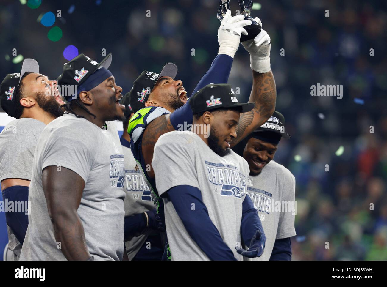 Seattle, États-Unis. 26 janvier 2026. Les joueurs du Seattle Seahawk remportent le trophée George Halas après que les Seahawks ont battu les Rams de Los Angeles 31-27 pour remporter leur match de championnat de la NFL au Lumen Field à Seattle, Washington, le dimanche 25 janvier 2026. Les Seahawks avancent pour affronter les Patriots de la Nouvelle-Angleterre au Super Bowl le 8 février 2026. Photo de Gary Caskey/UPI crédit : UPI/Alamy Live News Banque D'Images