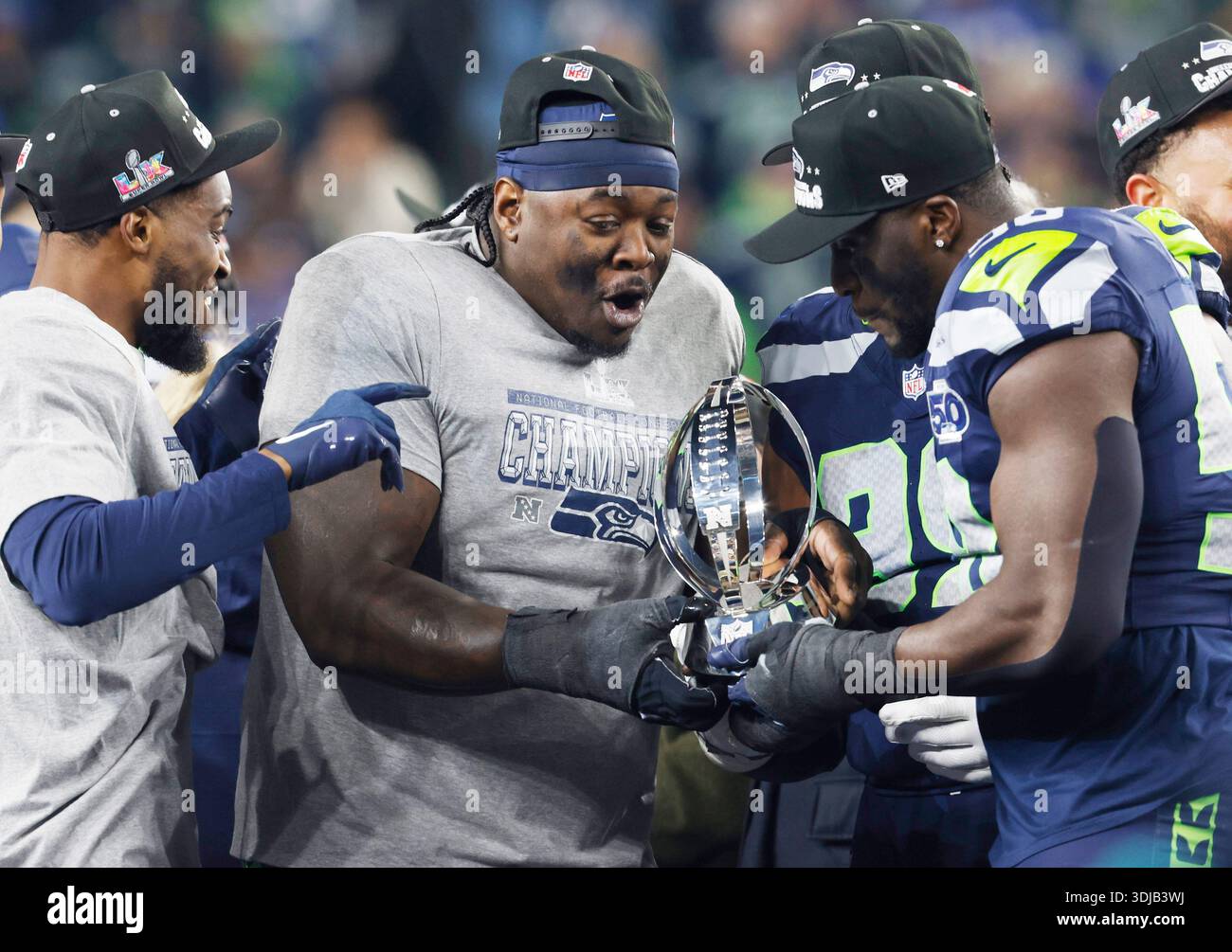 Seattle, États-Unis. 26 janvier 2026. Les joueurs du Seattle Seahawk remportent le trophée George Halas après que les Seahawks ont battu les Rams de Los Angeles 31-27 pour remporter leur match de championnat de la NFL au Lumen Field à Seattle, Washington, le dimanche 25 janvier 2026. Les Seahawks avancent pour affronter les Patriots de la Nouvelle-Angleterre au Super Bowl le 8 février 2026. Photo de Gary Caskey/UPI crédit : UPI/Alamy Live News Banque D'Images