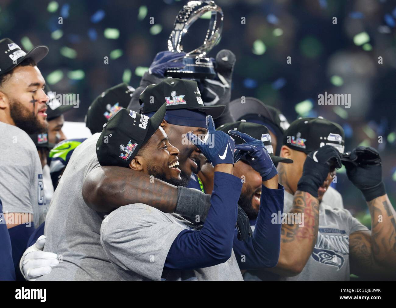 Seattle, États-Unis. 26 janvier 2026. Les joueurs du Seattle Seahawk remportent le trophée George Halas après que les Seahawks ont battu les Rams de Los Angeles 31-27 pour remporter leur match de championnat de la NFL au Lumen Field à Seattle, Washington, le dimanche 25 janvier 2026. Les Seahawks avancent pour affronter les Patriots de la Nouvelle-Angleterre au Super Bowl le 8 février 2026. Photo de Gary Caskey/UPI crédit : UPI/Alamy Live News Banque D'Images