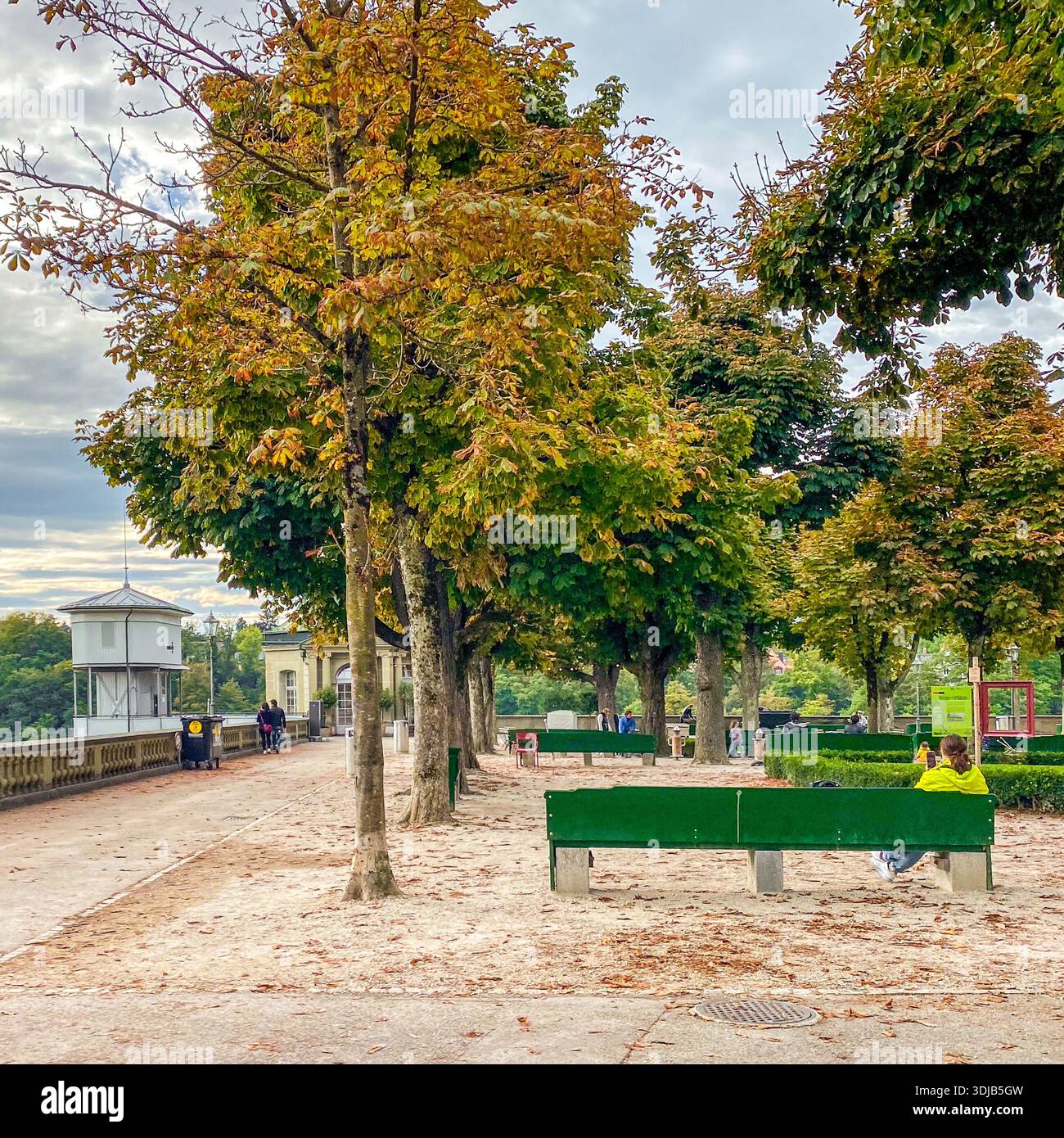 BERNE, SUISSE - 3 OCTOBRE 2021 : habitants et touristes se détendent sur des bancs verdoyants caractéristiques du parc public Münsterplattform (Minster Terrace). Banque D'Images