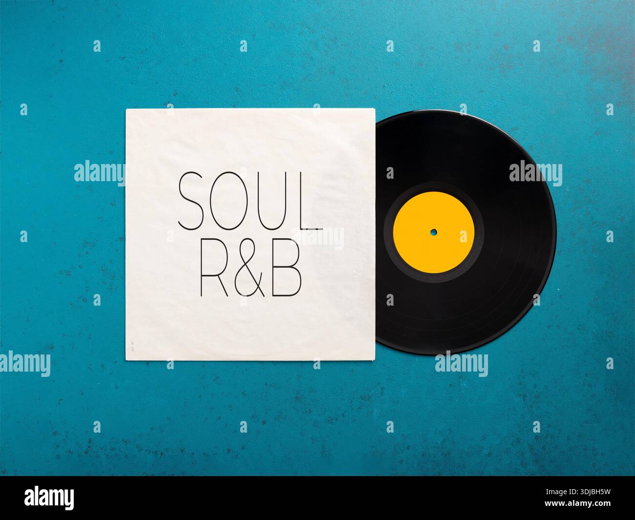 Disque vinyle avec étiquette jaune et sa pochette avec rythme soul et inscription blues R et B sur fond turquoise, vu d'en haut Banque D'Images