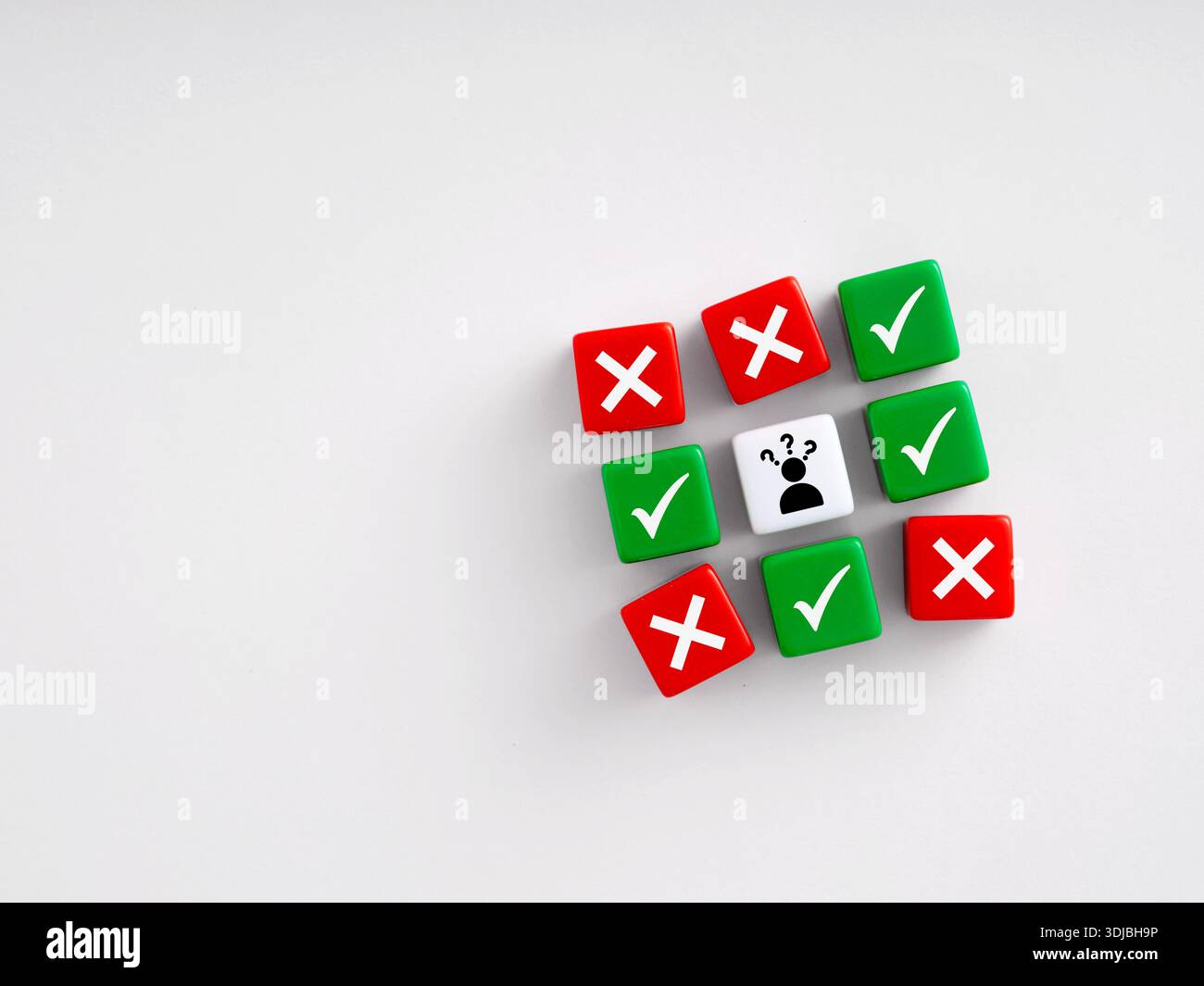 Icône humaine sur cube blanc cubes entourés de coches et de marques x, prendre une décision entre le bien et le mal et résoudre le problème. Banque D'Images