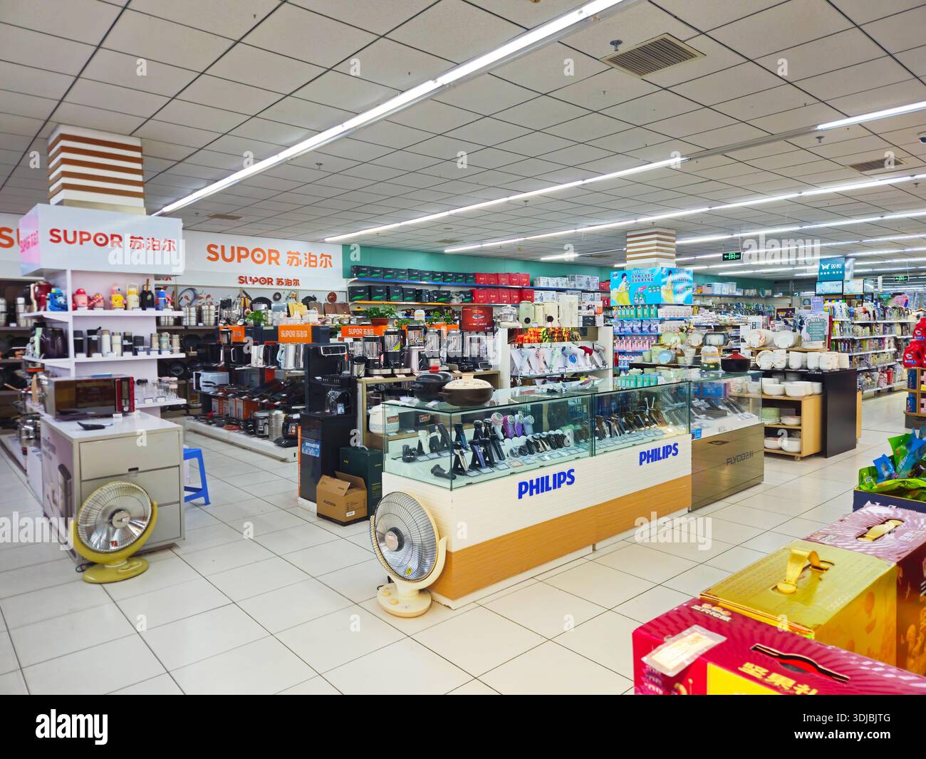 Section des petits appareils dans un grand magasin chinois avec présentoirs Supor et Philips Banque D'Images