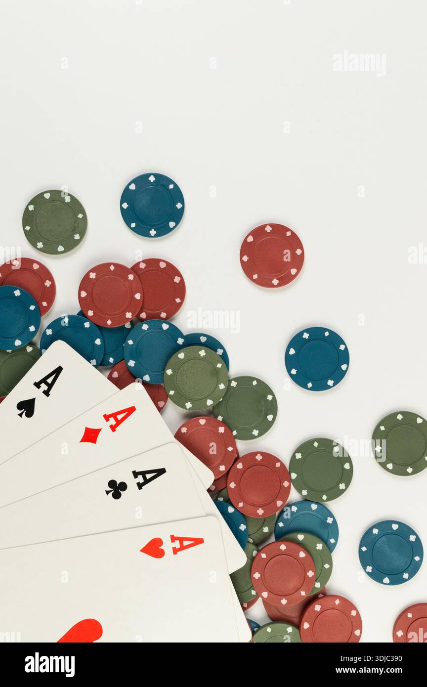Vue de dessus des cartes à jouer, jetons de poker sur fond blanc. Quatre as, jeu de société, poker. Espace de copie, pose à plat. Banque D'Images
