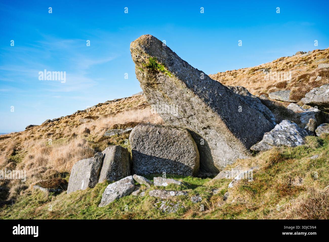 Spectaculaire dalle de granit sur la pente du parc national de Hare Tor Dartmoor, Devon, Angleterre, Royaume-Uni. Banque D'Images
