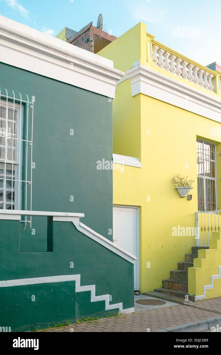 Maisons colorées dans un quartier avec des murs verts et jaunes Banque D'Images