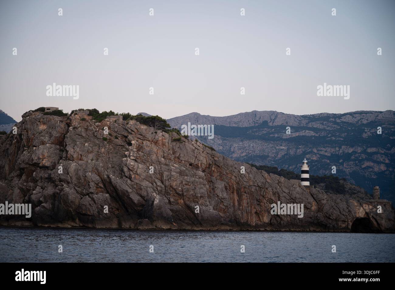 Phare sur Rocky Cliff surplombant les montagnes côtières de Majorque Banque D'Images