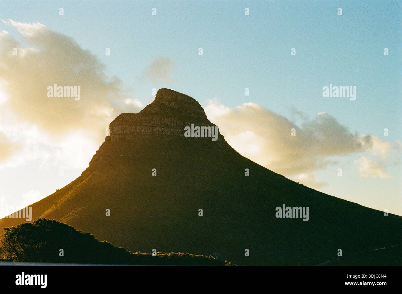 Vues de coucher de soleil silhouette d'une montagne avec un pic plat Banque D'Images