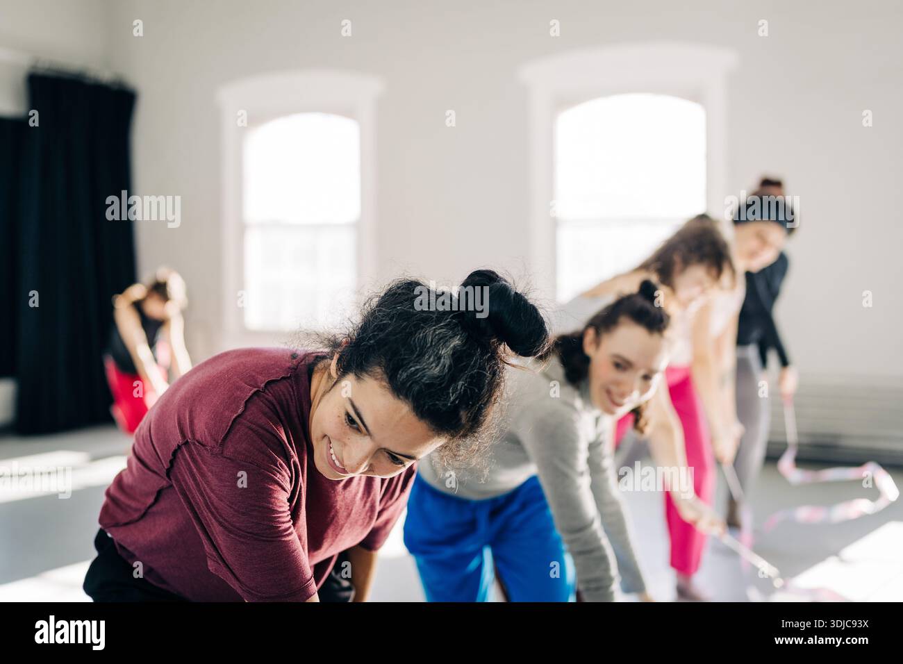 Groupe de femmes participant activement à un cours de danse Banque D'Images