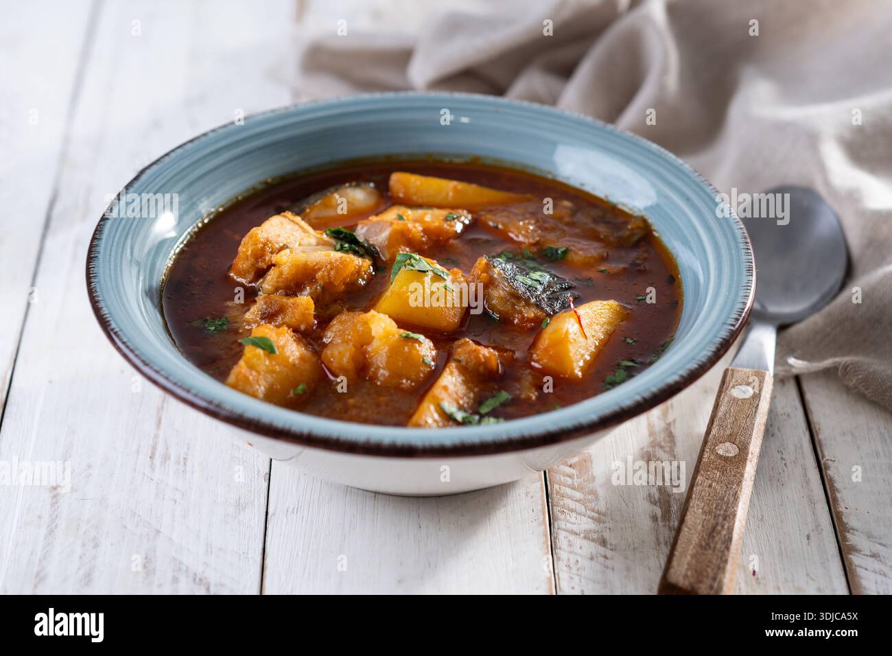 Cabillaud avec pommes de terre. Plat traditionnel espagnol. Banque D'Images