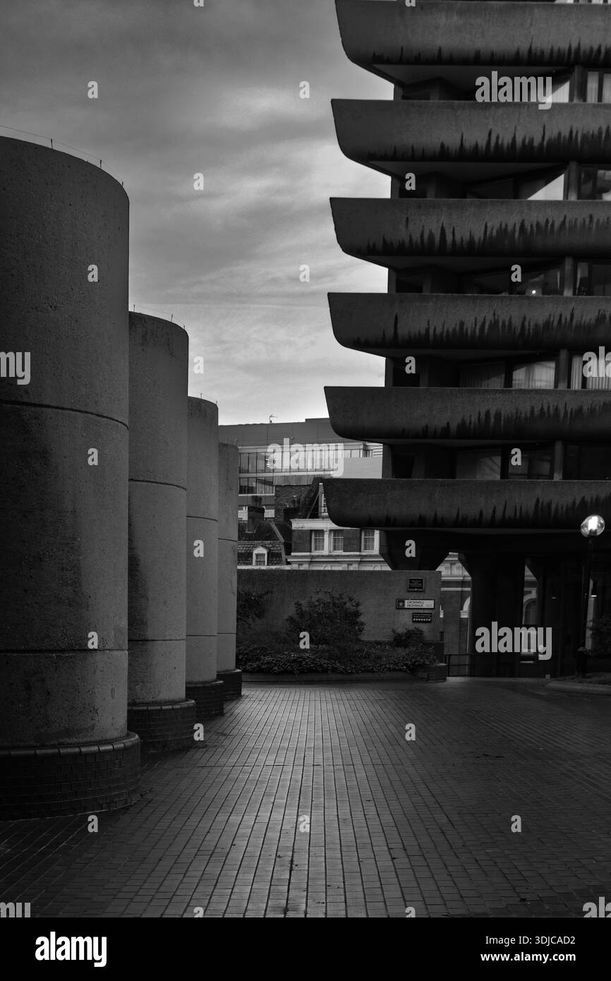 Vues de Barbican à l'aube - architecture brutaliste Banque D'Images
