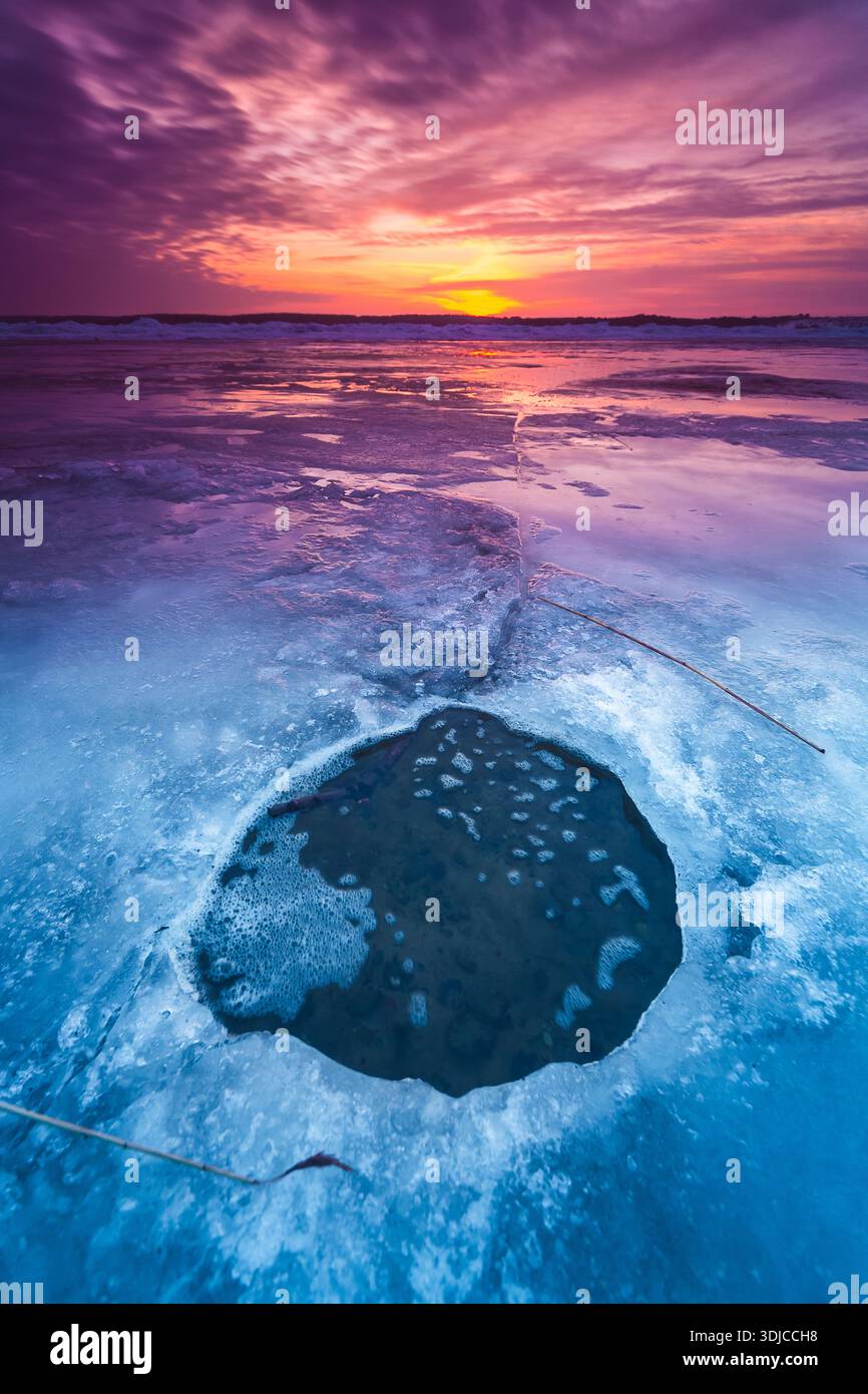 Coucher de soleil d'hiver sur la lagune gelée de Curonian, Lituanie Banque D'Images