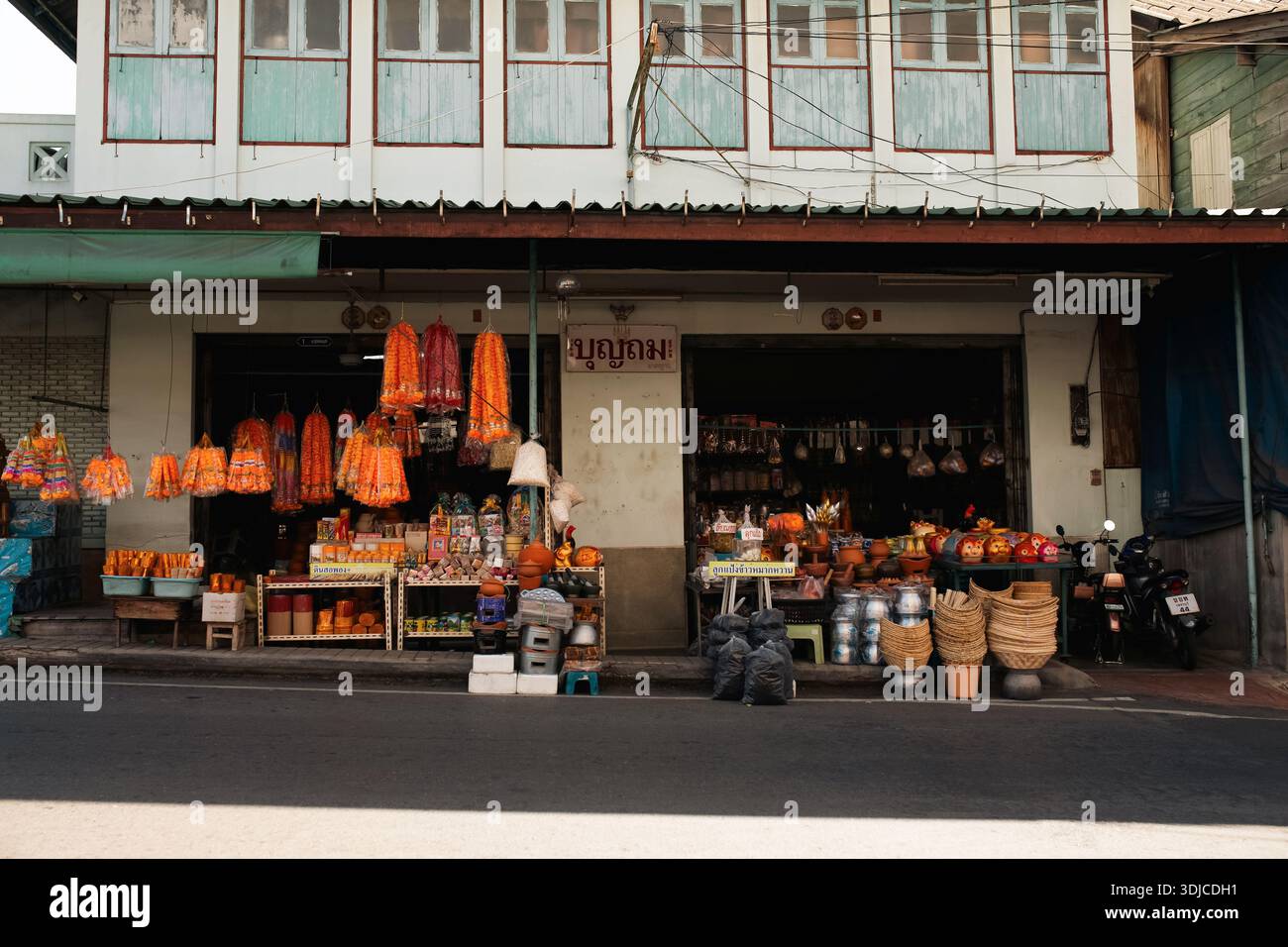 Phetchaburi Thaïlande - 24 janvier 2026 : un ancien magasin général vendant des articles ménagers et des produits locaux reflète le style de vie traditionnel et la tra quotidienne Banque D'Images