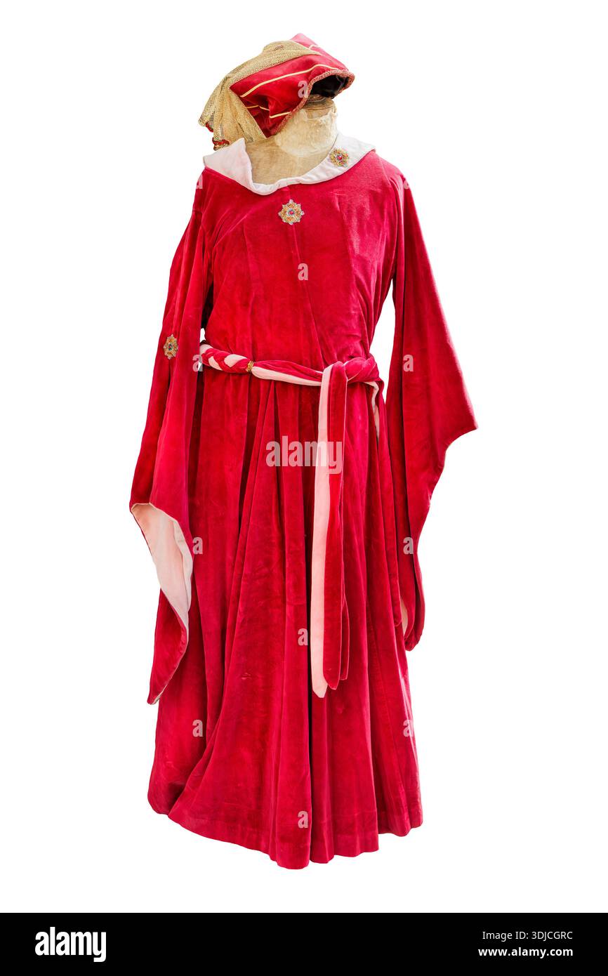 Costume de dame médiévale de luxe en velours rouge isolé sur un fond blanc Banque D'Images
