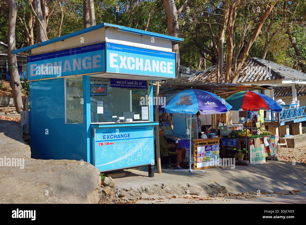 Bureau de change en bord de mer pour échanger de l'argent sur l'île de Koh Samet, Thaïlande Banque D'Images