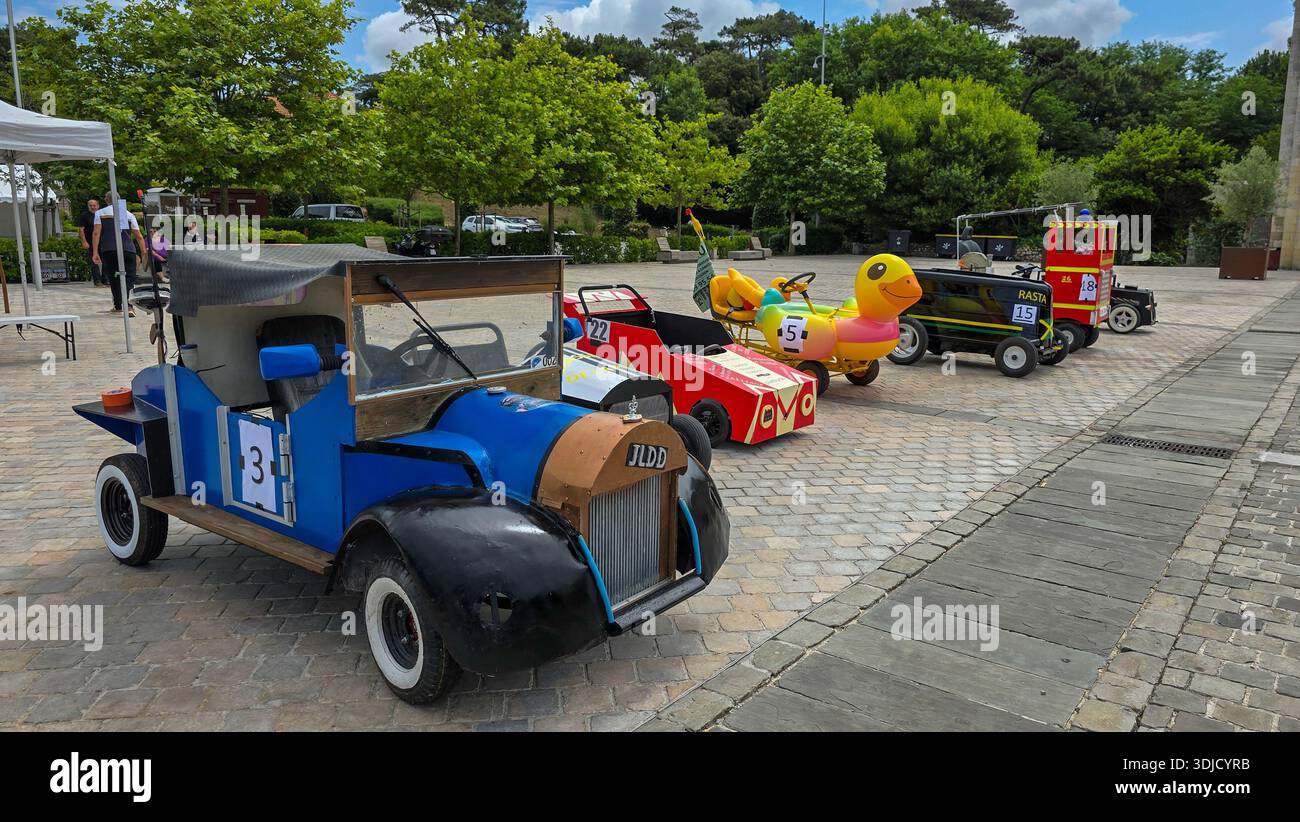 Soulac-sur-mer, France - 15 juin 2025. Un défilé d'un coureur de gravité ou de voitures de boîte à savon sur la place centrale pavée Banque D'Images