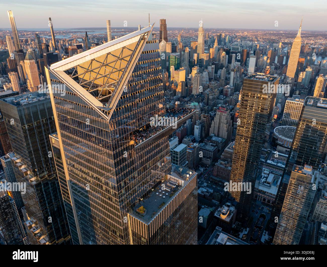 Vue aérienne de la plate-forme d'observation angulaire et moderne Edge à 30 Hudson Yards perçant la ligne d'horizon, avec des tours ensoleillées au-delà, New York, New York, Unite Banque D'Images
