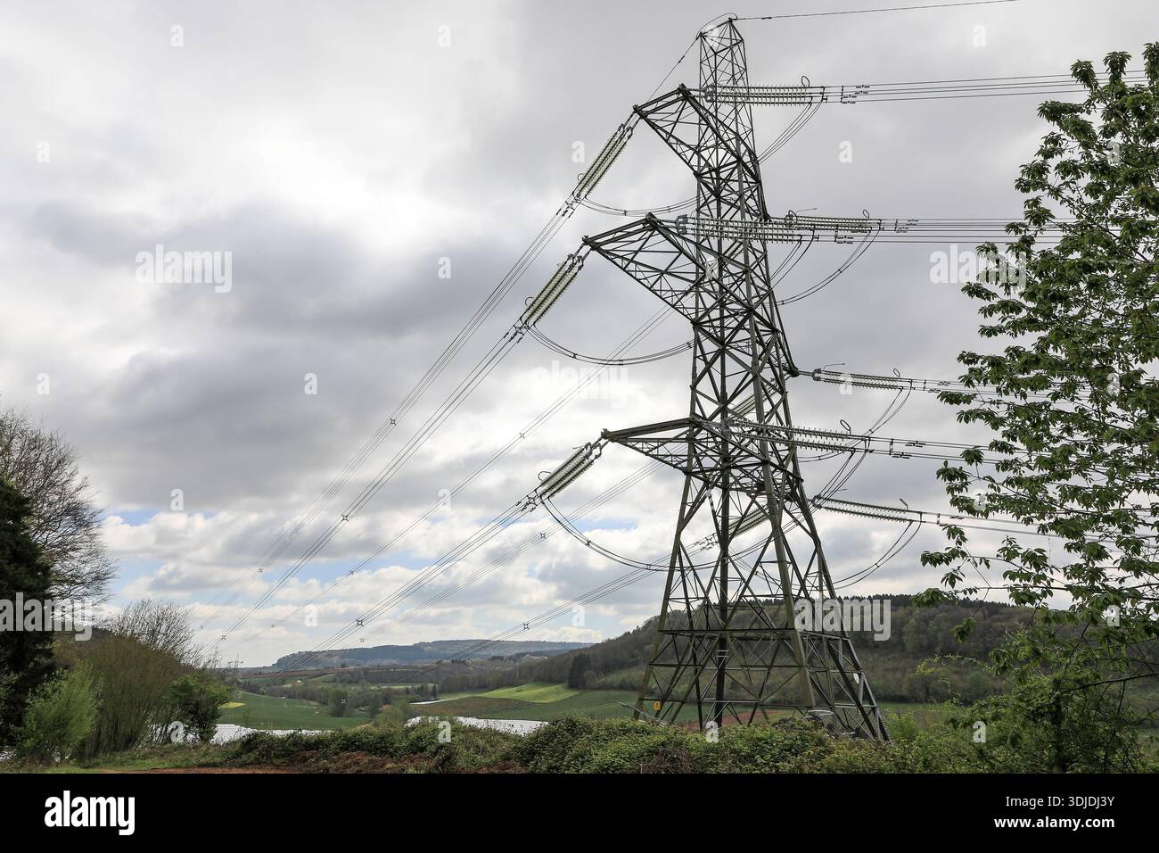 Un pylône électrique à un angle où les lignes électriques changent de direction, Angleterre, Royaume-Uni Banque D'Images