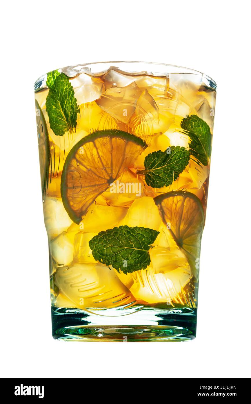 18.01.2026, Francfort, Allemagne. Cocktail Bacardi Cuba libre style avec glace, citron vert et menthe sur fond blanc Banque D'Images