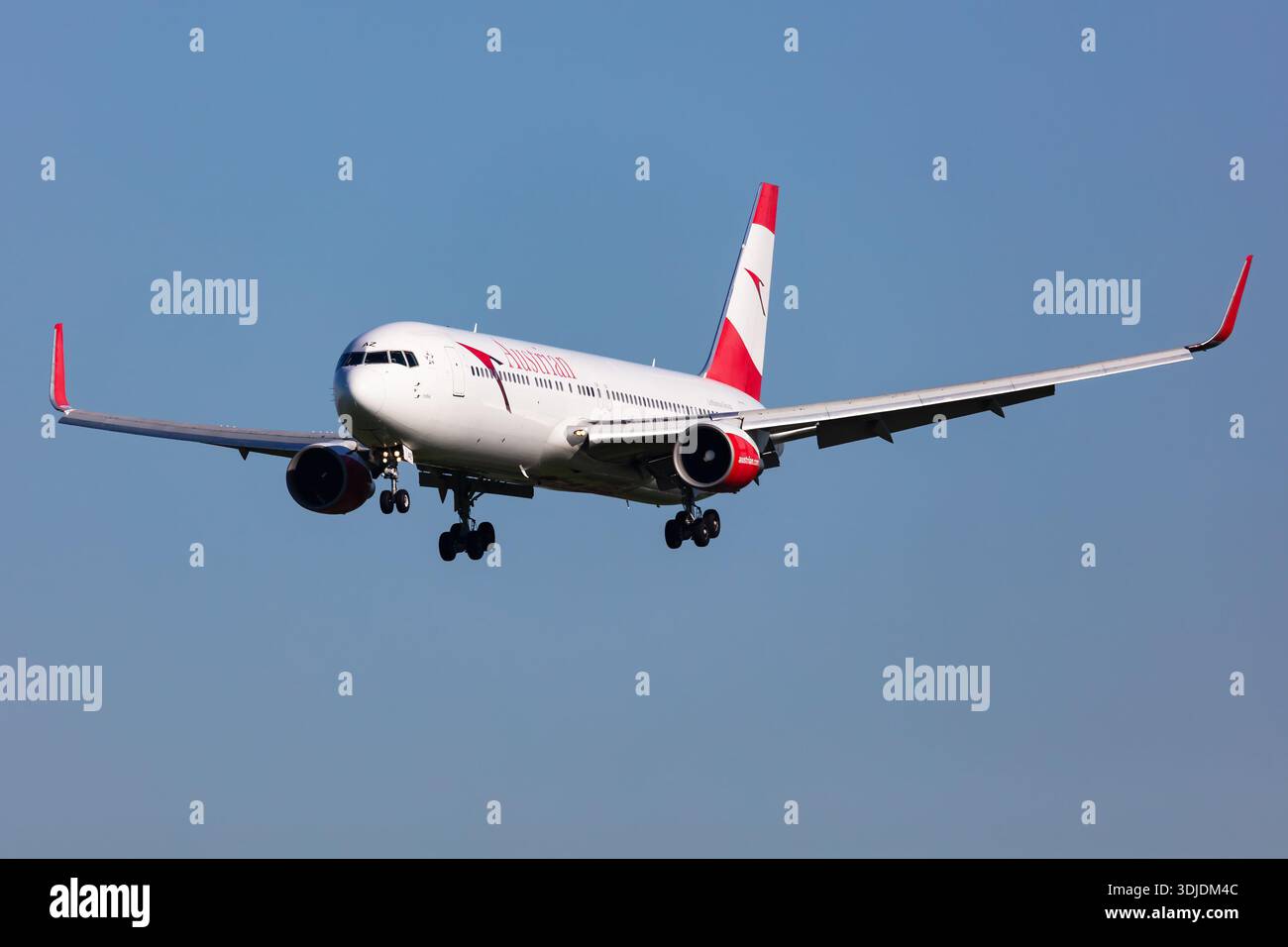 Vienne, Autriche - 2 mai 2025 : Boeing 767-300 d'Austrian Airlines à l'aéroport de Vienne. Aviation et aéronefs. Transport aérien et voyages. FL Banque D'Images