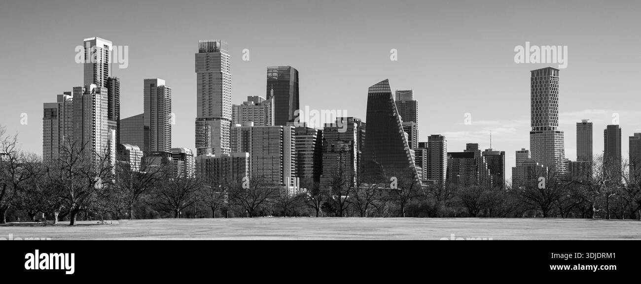 Vue panoramique en noir et blanc sur les gratte-ciel d'Austin, Texas, avec gratte-ciel modernes du centre-ville et paysage urbain Banque D'Images