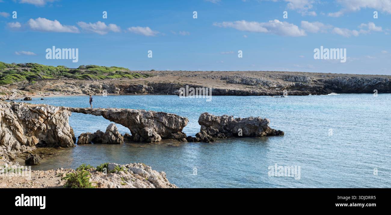 La baie tranquille nommée Cala Rotonda, avec une arche naturelle et des couchers de soleil uniques sur l'île de Favignana, province de Trapani, Sicile, Italie. Banque D'Images