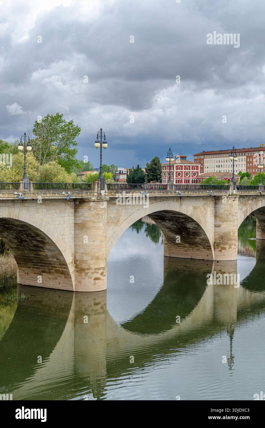 Vue du Puente de Piedra (Pont de pierre, aussi appelé Puente de San Juan de Ortega) traversant la rivière Ebre à Logrono, la Rioja, Espagne ; reconstruit en Banque D'Images