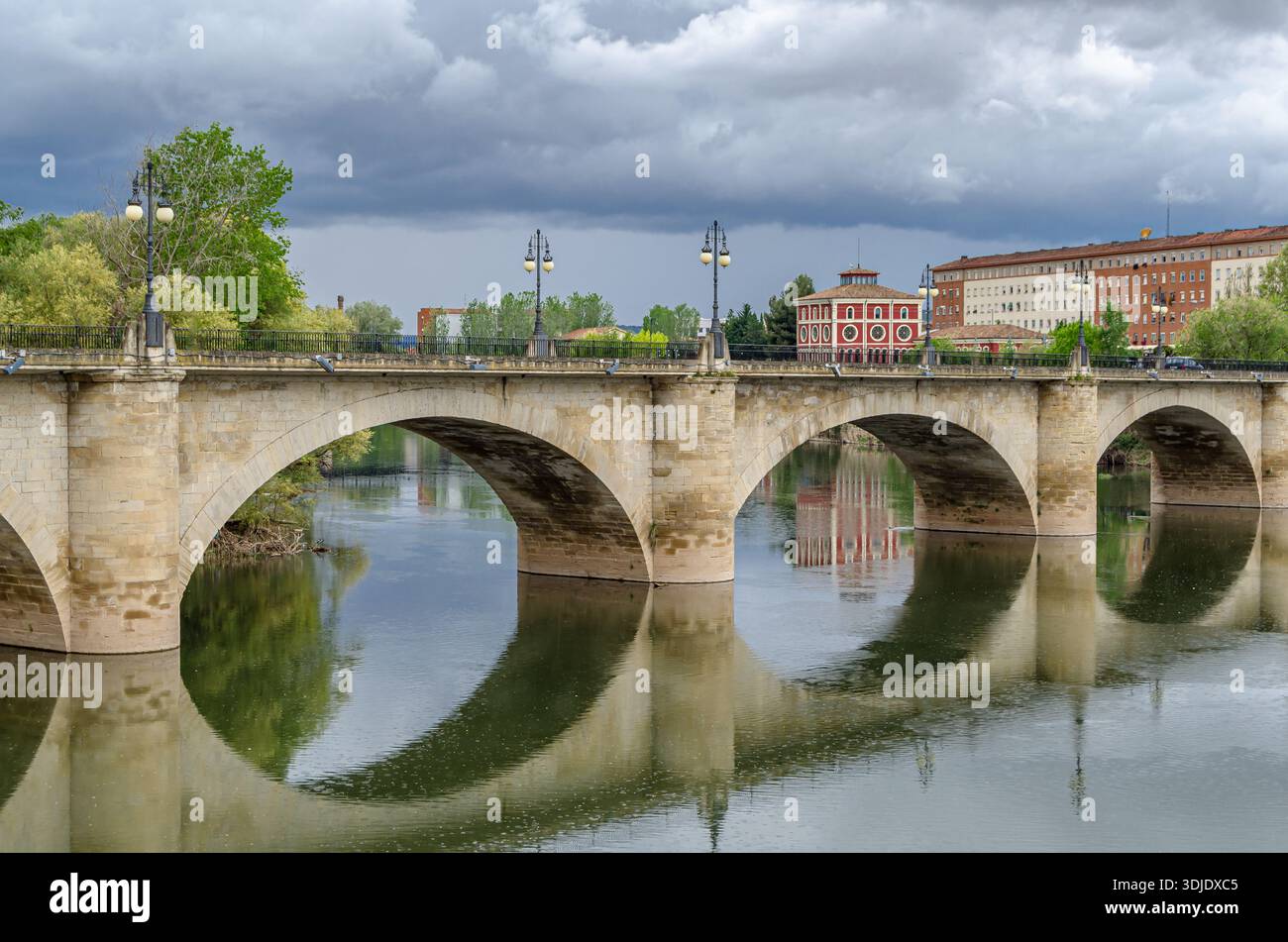 Vue du Puente de Piedra (Pont de pierre, aussi appelé Puente de San Juan de Ortega) traversant la rivière Ebre à Logrono, la Rioja, Espagne ; reconstruit en Banque D'Images