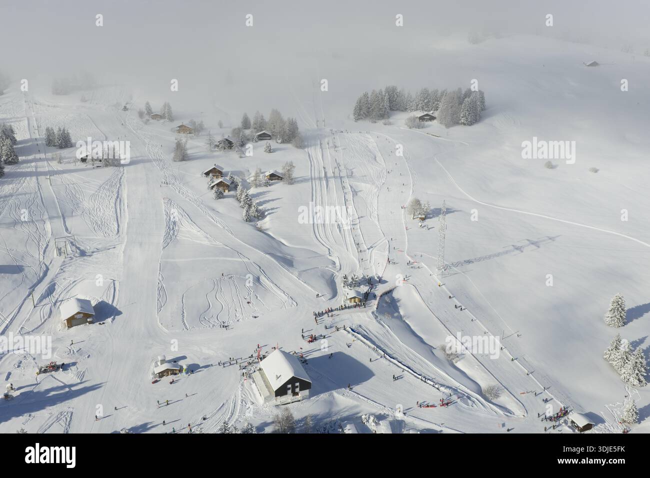 Une vue aérienne de neige blanche étincelante recouvre les pistes et les chalets des Mosses, où l'étreinte hivernale rencontre l'air frais de la montagne, Ormont-Dessou Banque D'Images