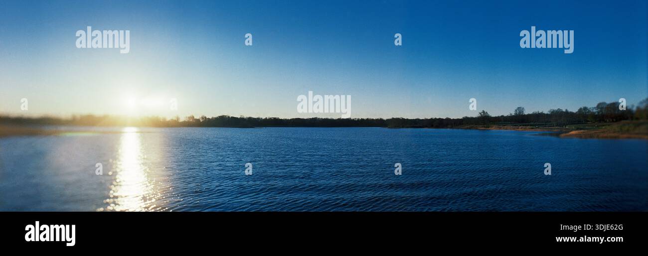 Vue panoramique sur l'océan Atlantique au lever du soleil depuis Colt State Park à Bristol, Rhode Island, Nouvelle-Angleterre Banque D'Images