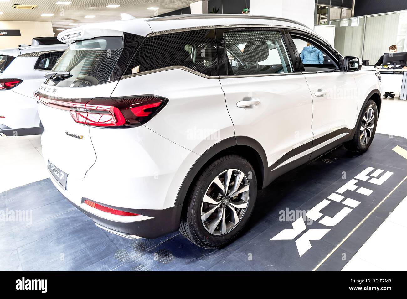 Samara, Russie - 13 avril 2025 : Nouveau véhicule Xcite X-Cross 7 présenté dans le showroom automobile du concessionnaire officiel Banque D'Images
