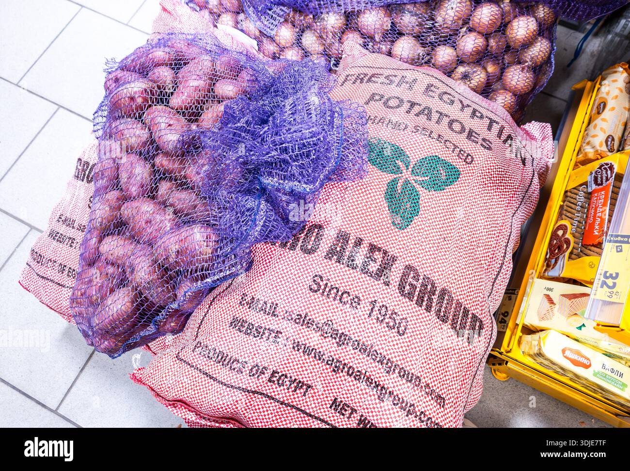 Samara, Russie - 20 avril 2025 : Frash pommes de terre égyptiennes emballées dans des sacs vendus à l'épicerie Banque D'Images