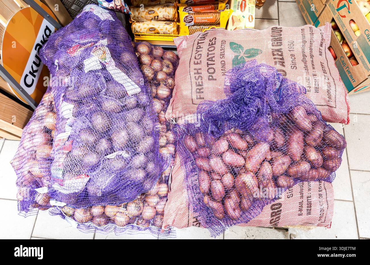Samara, Russie - 20 avril 2025 : Frash pommes de terre égyptiennes emballées dans des sacs vendus à l'épicerie Banque D'Images