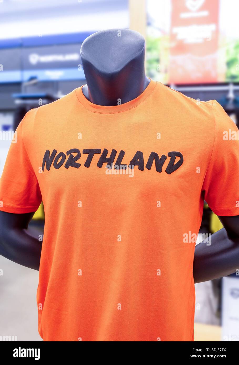 Samara, Russie - 1er mai 2025 : Northland Stylish sportswear. Vente de t-shirts Northland dans un magasin de vêtements. Northland sportswear Banque D'Images