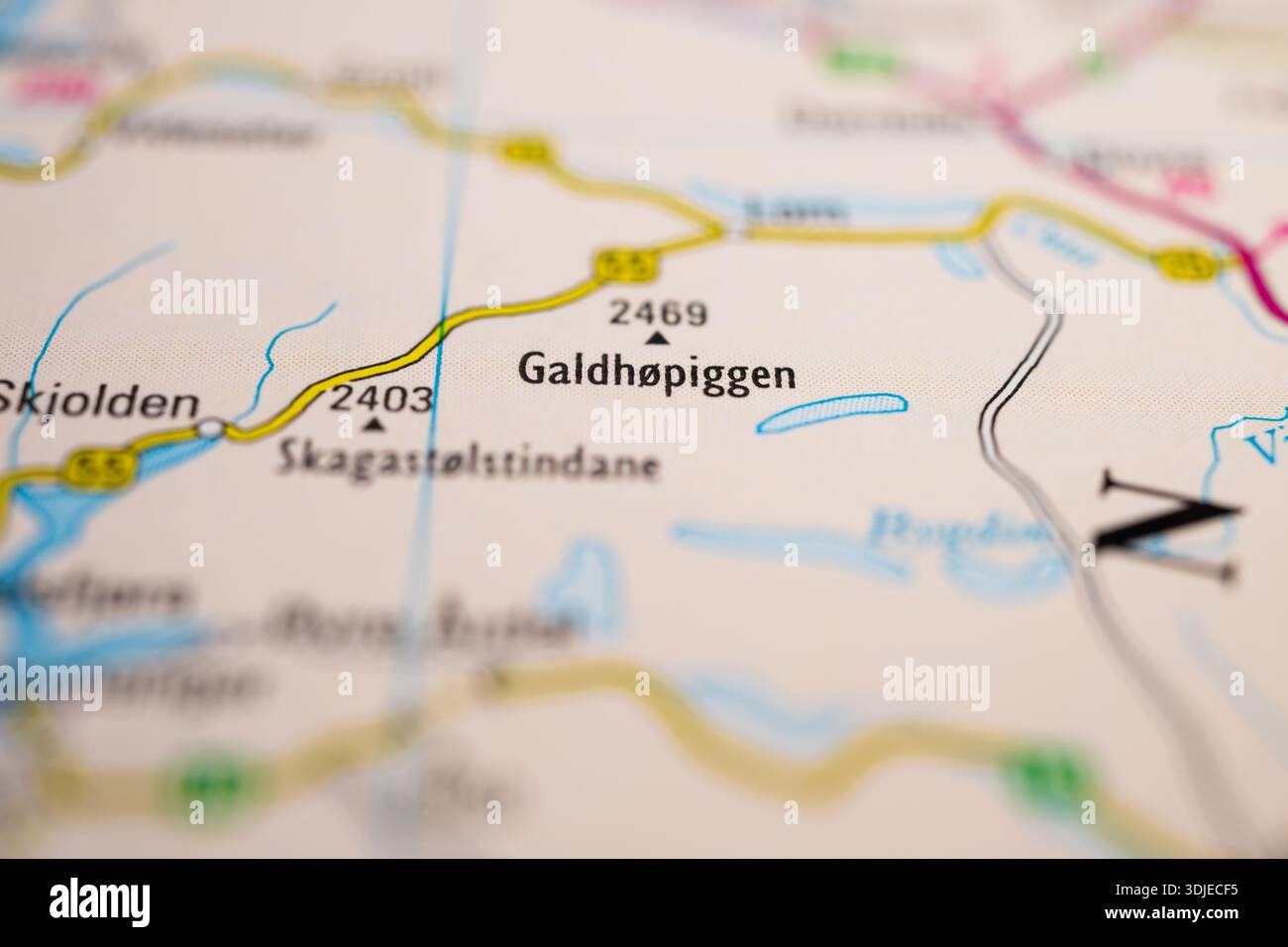 Galdhøpiggen et les routes de montagne à proximité sur la carte norvégienne Banque D'Images