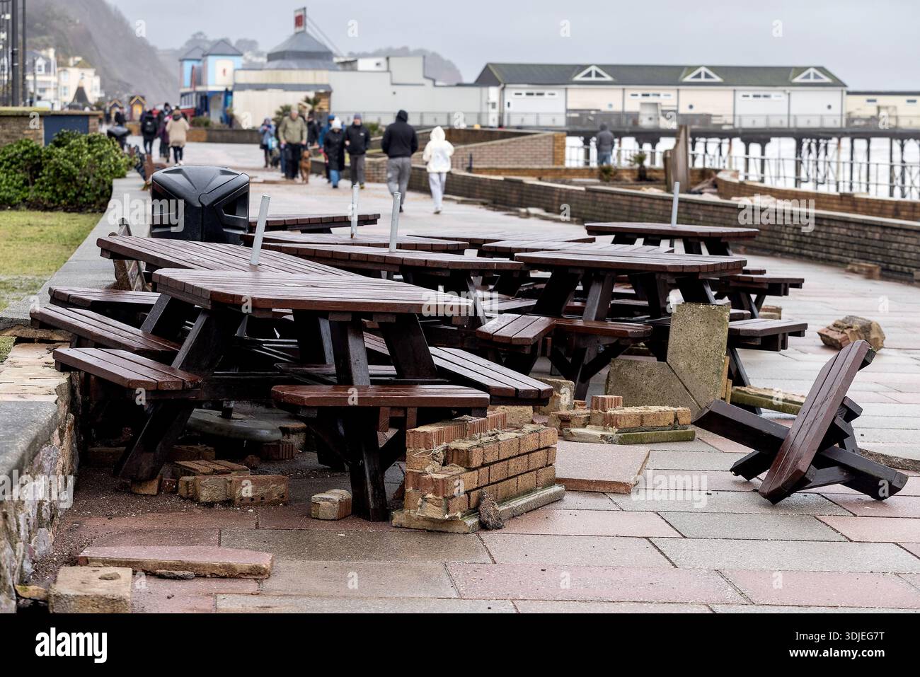 Les dégâts sur la côte de Teignmouth, Devon, causés par la tempête Ingrid frappent le sud-ouest du Royaume-Uni. Banque D'Images