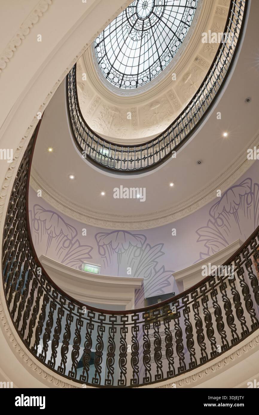 Galerie d'art moderne intérieur dans la ville de Glasgow Banque D'Images