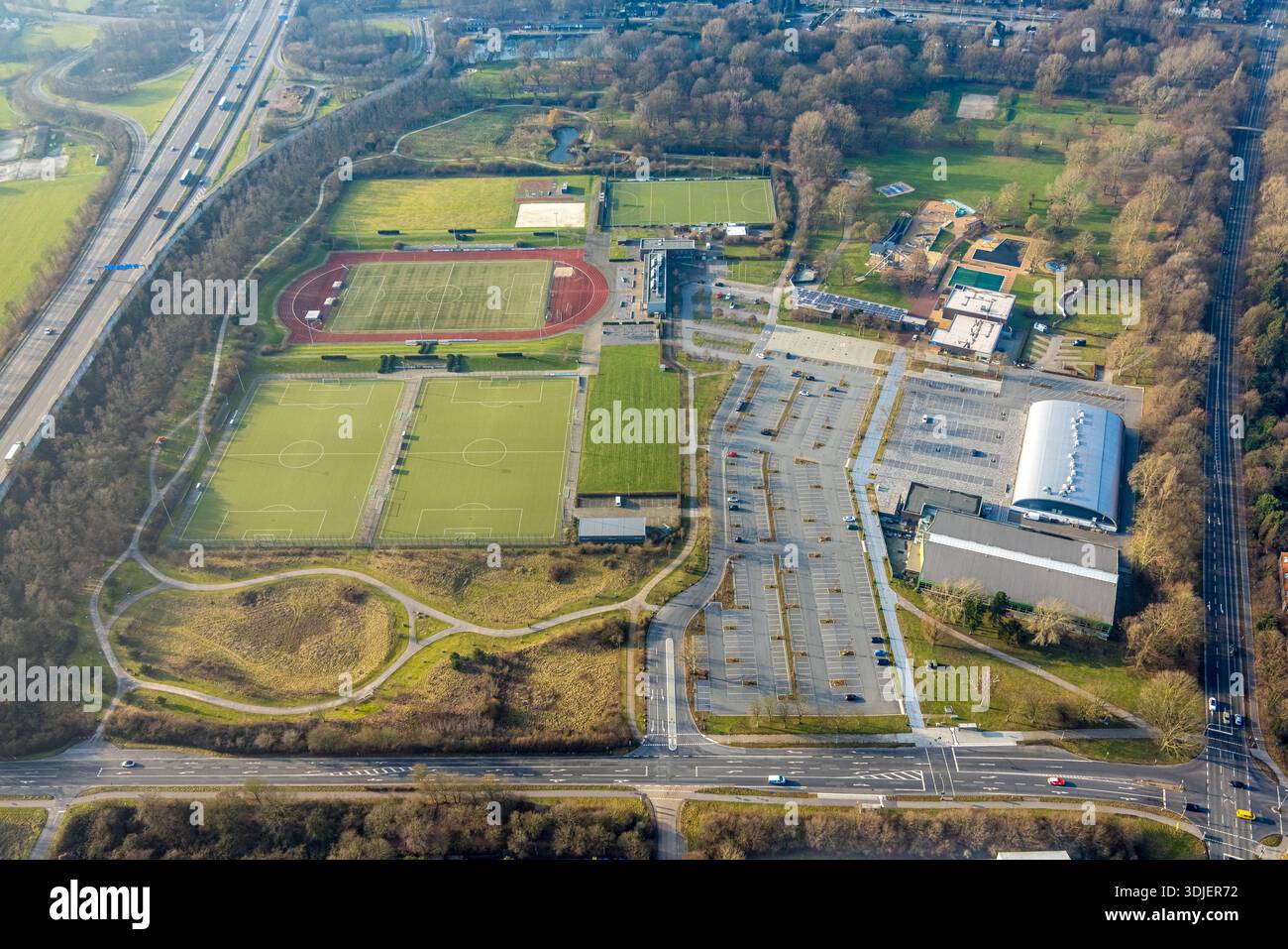 Luftbild, Großsportanlage Filder Benden GSV und MTV Moers, Fußballstadion, Leichtathletikstadion und ENNI Eventhalle, ENNI Solimare - Freibad und ENNI Aktivbad - Hallenbad, Moers-Vinn, Moers, Ruhrgebiet, Nordrhein-Westfalen, Deutschland ACHTUNGxMINDESTHONORARx60xEURO *** vue aérienne, grande installation sportive Filder Benden GSV et MTV Moers, stade de football, stade d'athlétisme et salle d'événements ENNI, piscine extérieure ENNI Solimare et piscine intérieure ENNI Aktivbad, Moers Vinn, Moers, Ruhr, Rhénanie du Nord-Westphalie, Allemagne ATTENTIONxMINDESTHONORARx60xEURO Banque D'Images