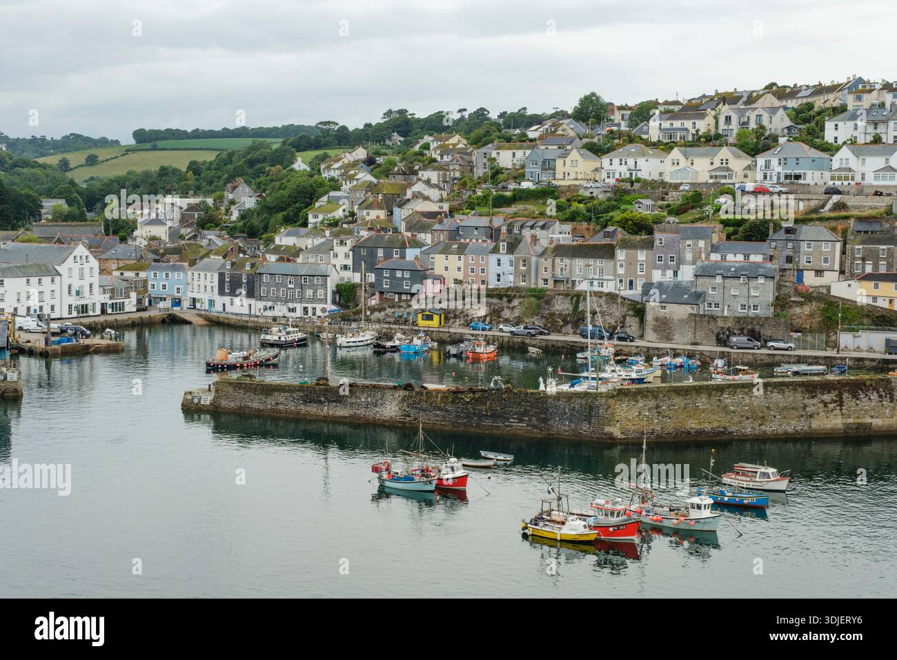 Journée d'été ennuyeuse dans le port de Mevagissey Banque D'Images