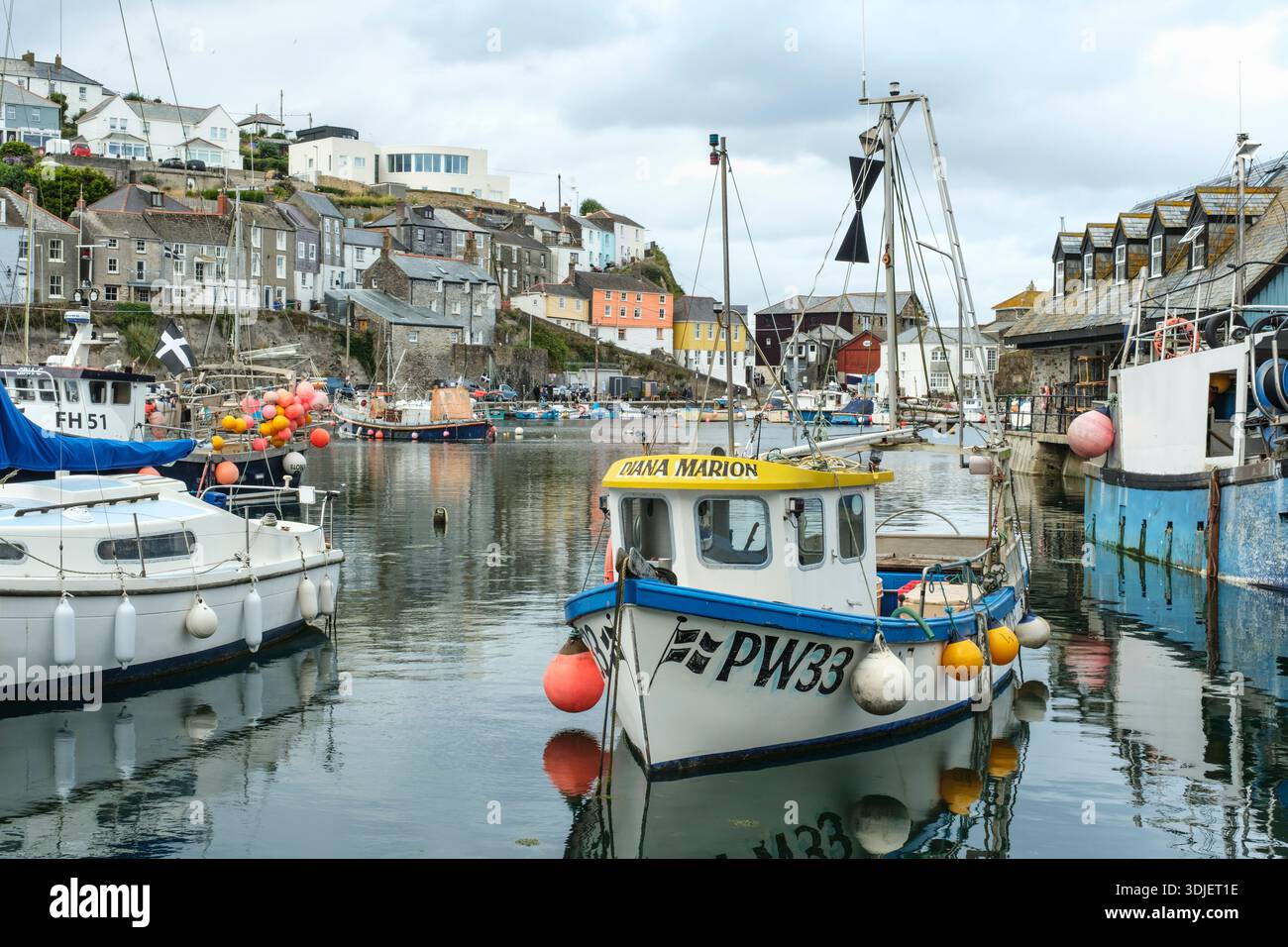 Bateaux de pêche amarrés dans le port de Mevagissey, Cornwall Banque D'Images