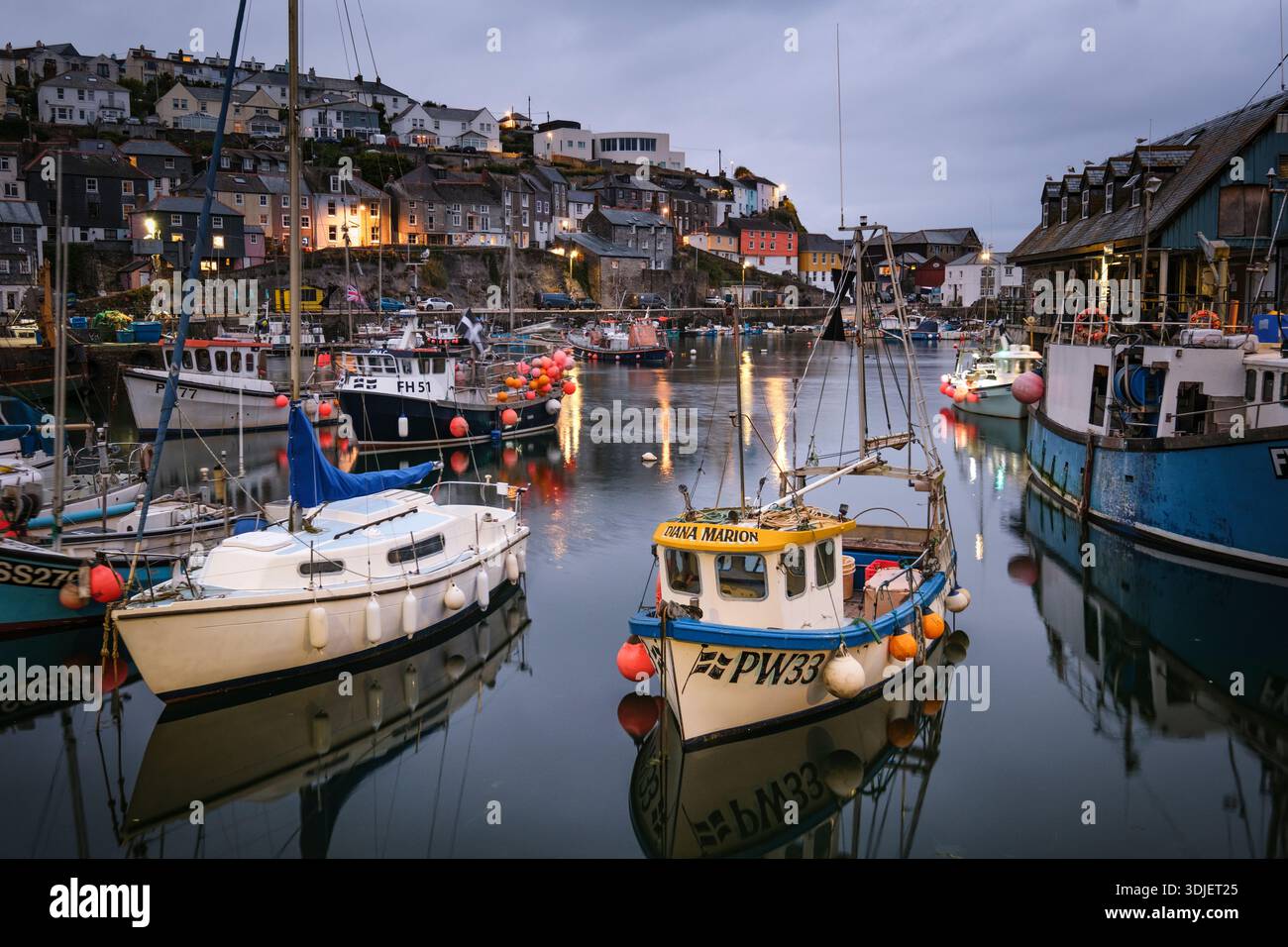 Soirée dans le port de Mevagissey Banque D'Images