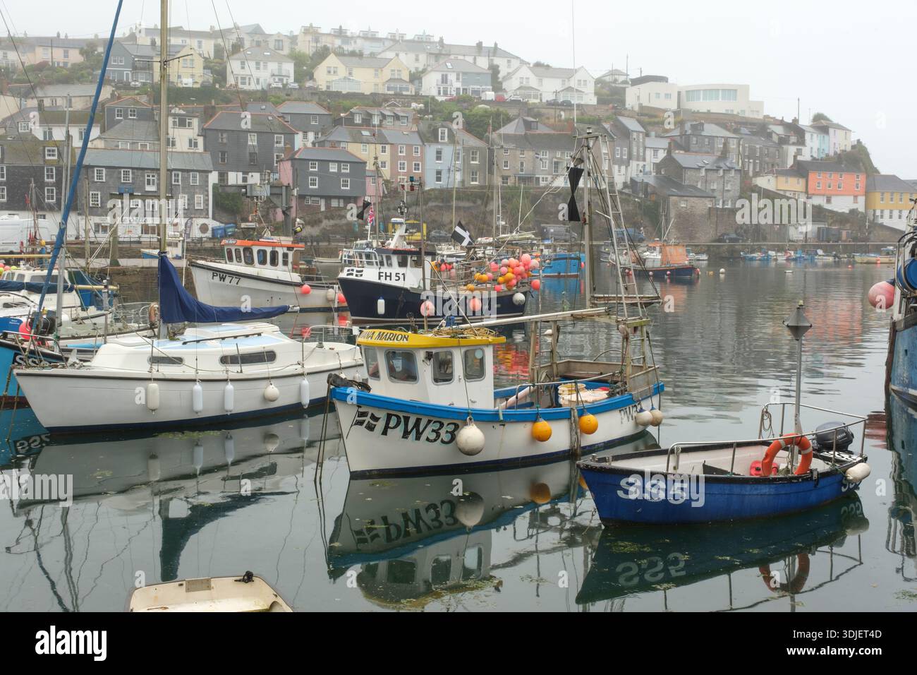 Matinée brumeuse dans le port de Mevagissey Banque D'Images
