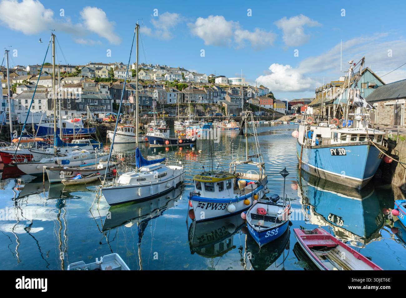 Bateaux de pêche amarrés dans le port de Mevagissey, Cornwall Banque D'Images