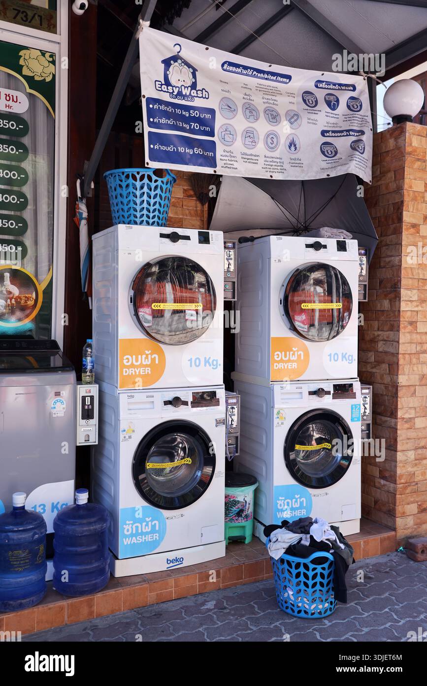 Laverie de rue en libre-service pour les touristes pour faire la lessive sur l'île de Koh Samet, Thaïlande Banque D'Images