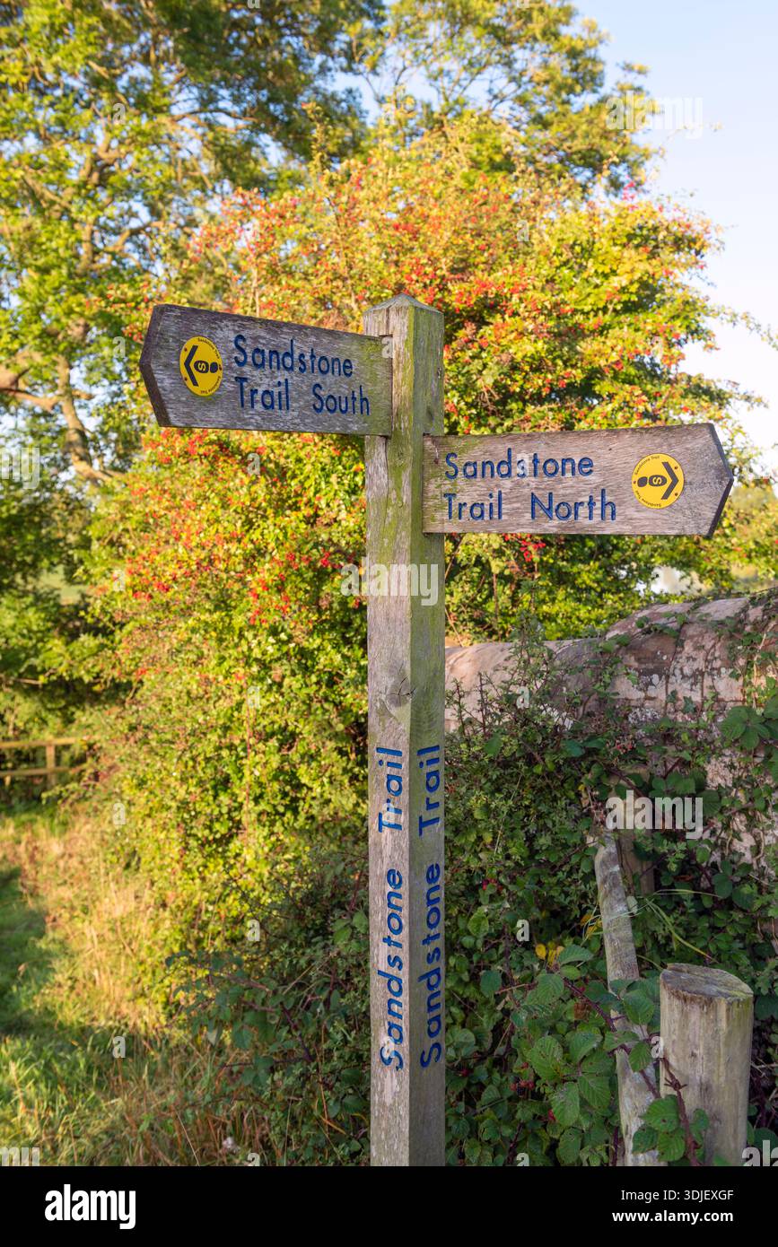 Un marqueur sur le sentier de grès dans le Cheshire indiquant la direction de la route Banque D'Images